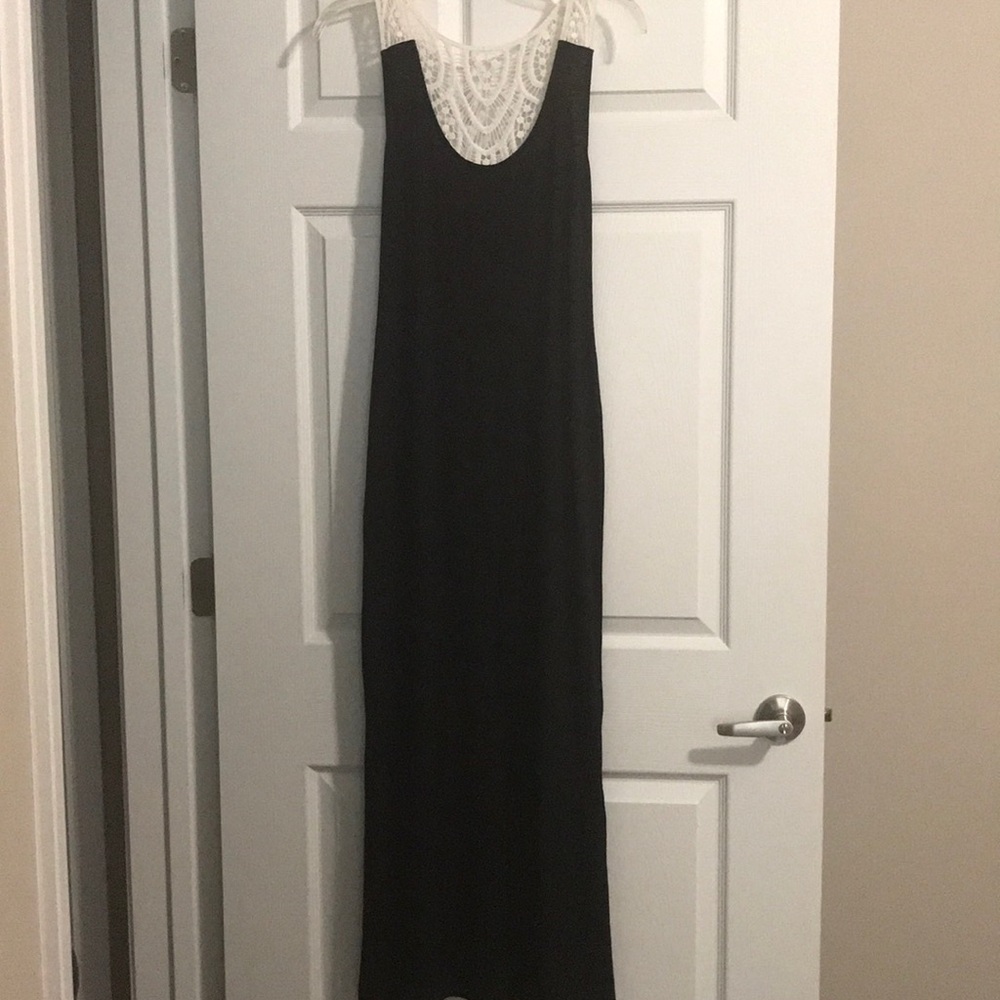 Maxi dress with crochet back